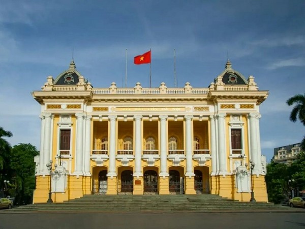 Nhà Hát Lớn Hà Nội, tọa lạc trên Quảng trường Cách mạng Tháng Tám