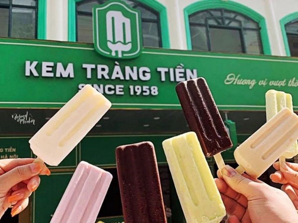 Hồ Hoàn Kiếm còn thu hút du khách bởi nền ẩm thực phong phú
