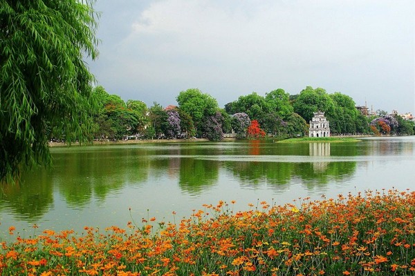 Quý khách nên đi bộ để cảm nhận trọn vẹn không khí trong lành và vẻ đẹp của hồ