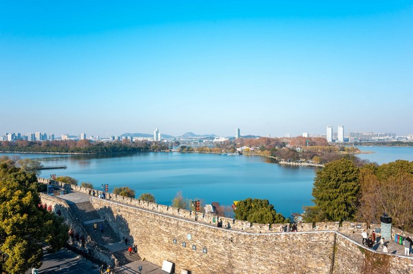 Hồ Huyền Vũ ôm trọn bề dày văn hóa hàng ngàn năm