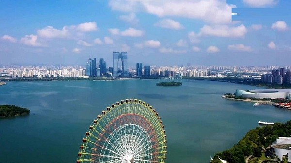 Hồ Jinji được bao bọc bởi những khu vườn xanh tươi và cảnh quan thiên nhiên khoáng đạt
