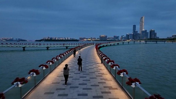 Hồ Jinji là điểm đến lý tưởng để tham quan và chụp ảnh