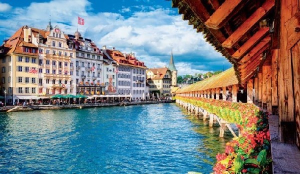 Hồ Lucerne trải dài giữa những dãy núi Pilatus và dãy Alps sừng sững