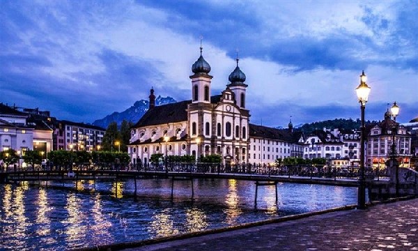 Khi màn đêm buông xuống, Hồ Lucerne khoác lên mình vẻ đẹp lung linh và huyền ảo