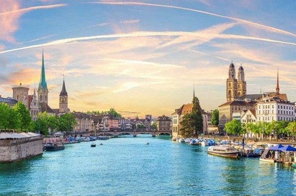 hồ Zurich hiện lên tựa như một viên ngọc xanh biếc