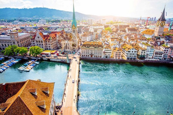 Hồ Zurich được bao bọc bởi những ngọn đồi xanh tươi