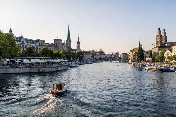 Bến tàu chính tại Zurich là điểm xuất phát lý tưởng cho mọi chuyến khám phá
