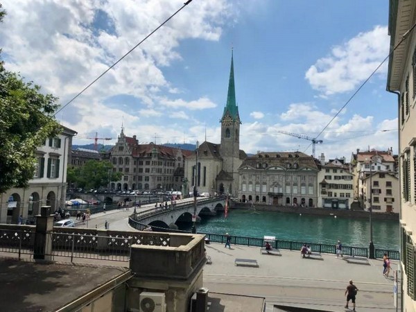 Du khách có thể dễ dàng du ngoạn quanh hồ Zurich bằng tàu hỏa