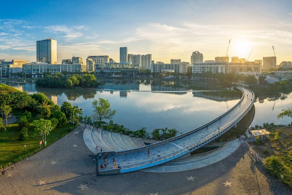 Hồ Bán Nguyệt và Cầu Ánh Sao là biểu tượng lộng lẫy của Thành phố Hồ Chí Minh