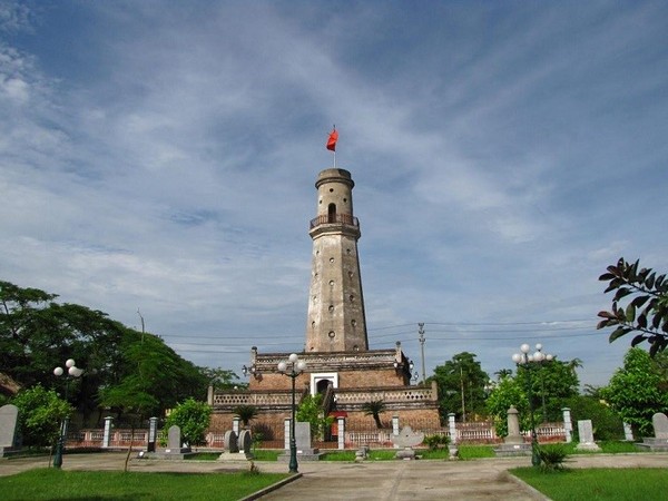 Cột cờ Hà Nội tọa lạc trên đường Điện Biên Phủ