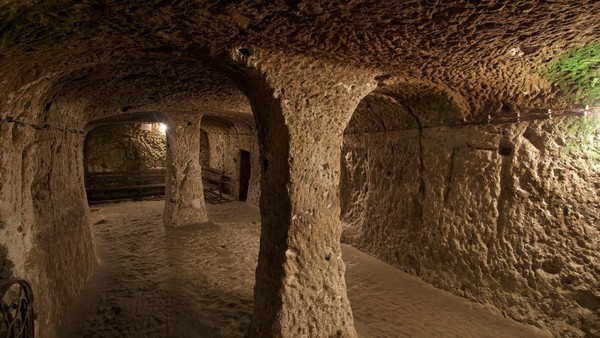 Kaymakli Underground City là một kiệt tác được chạm khắc tinh xảo vào lớp đá núi lửa