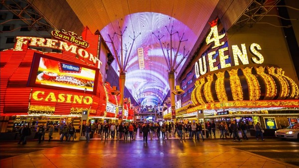 Phố Fremont là một trong những điểm đến nổi bật nhất của Las Vegas vào ban đêm