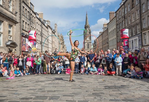 Royal Mile còn là một điểm đến sôi động, đặc biệt vào mùa hè