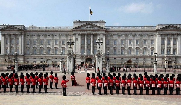 Bên ngoài cung điện Buckingham