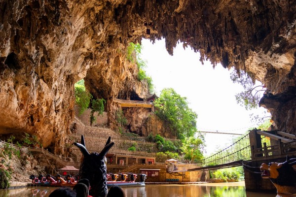 Hang Én được đặt tên theo hàng ngàn con én cư ngụ nơi đây từ xa xưa