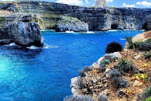 Comino là một hòn đảo nhỏ nổi tiếng với Blue Lagoon,