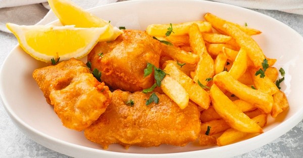 Fish and Chips: Món ăn nổi tiếng thường được phục vụ với nước sốt tartar.