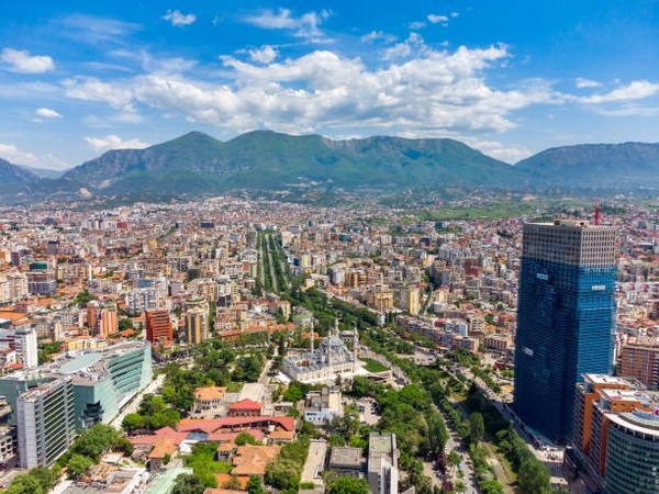 Thủ đô Tirana là nơi giao thoa giữa hiện đại và truyền thống