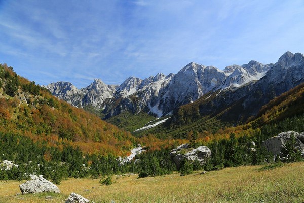 Thung lũng Valbona với những ngọn núi cao