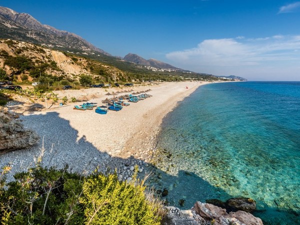 Albania nổi tiếng với những bãi biển hoang sơ và nước biển trong xanh