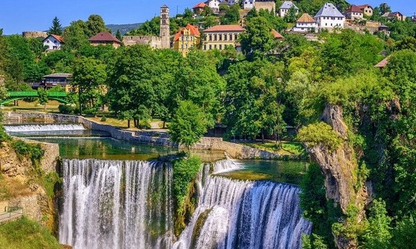 Bosna, hay còn gọi là Bosnia và Herzegovina