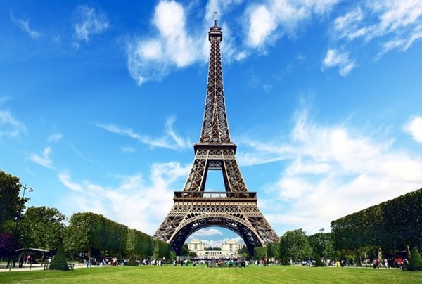 Paris, thành phố của ánh sáng, thu hút du khách với Tháp Eiffel