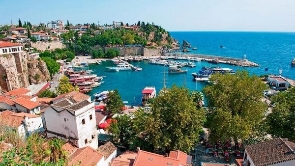 Antalya, một thành phố thơ mộng nằm bên bờ biển Địa Trung Hải