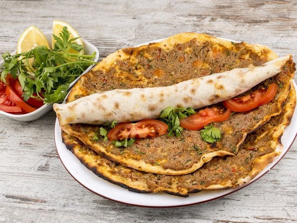 Lahmacun là bánh mì dạng pizza với nhân thịt cừu băm, gia vị và rau thơm tươi ngon