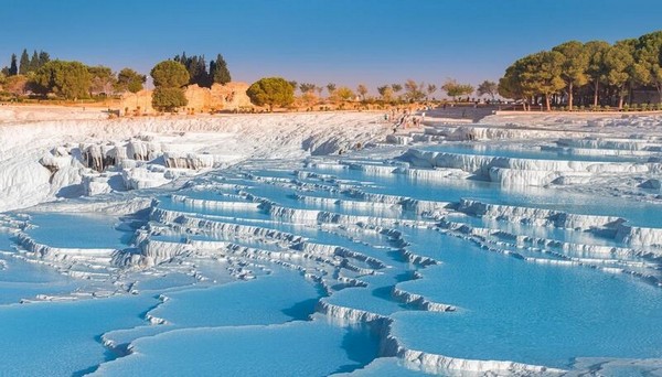 Pamukkale nổi bật với các nhũ đá vôi trắng tinh khôi và hồ nước xanh biếc