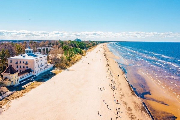 Jurmala nổi tiếng với bãi biển cát trắng và các khu nghỉ dưỡng sang trọng