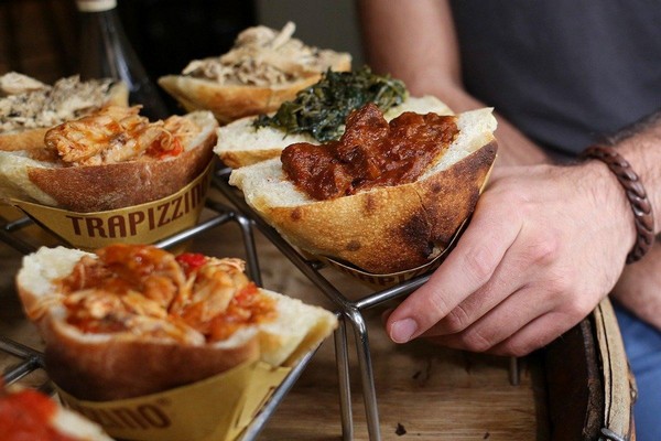 Pizza al taglio mang đến trải nghiệm ẩm thực mới lạ với hình thức nướng trong khay