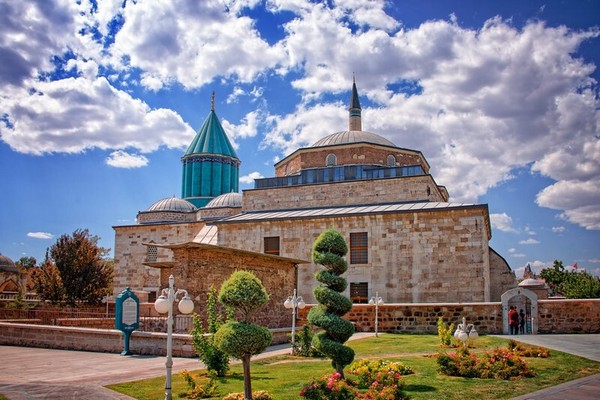 Nơi đây lưu giữ lăng mộ của Jalal ad-Din Rumi, nhà thơ Sufi vĩ đại…