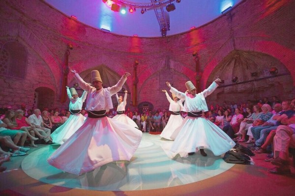 Màn trình diễn xoay người đầy mê hoặc của các tu sĩ Dervish
