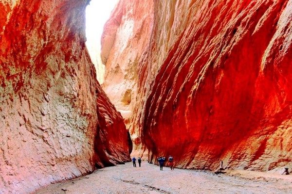 Hẻm núi Thiên Sơn hiện ra với vẻ đẹp siêu thực và kỳ bí