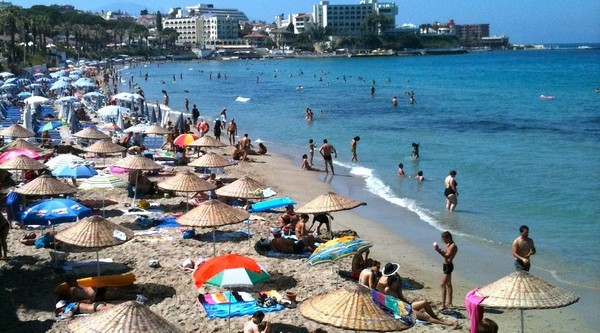 Kusadasi còn nổi tiếng với những bãi biển lôi cuốn như Ladies Beach