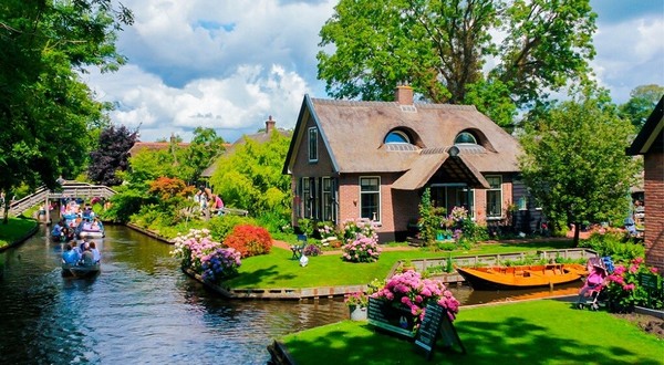 Giethoorn nằm cách thủ đô Amsterdam của Hà Lan khoảng 150km về phía đông bắc