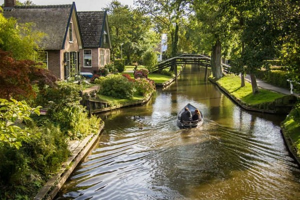 Làng Giethoorn mang đến vẻ đẹp bình dị và thơ mộng như bước ra từ truyện cổ tích