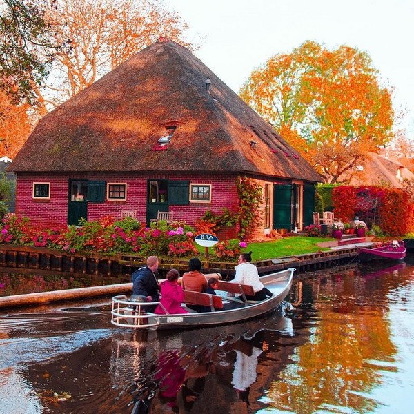 Đến mùa thu, Giethoorn lại khoác lên mình một chiếc áo màu vàng đỏ rực rỡ