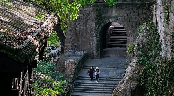 Ngôi chùa mở cửa từ 8:00 đến 17:30 hằng ngày
