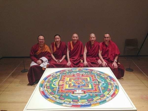 Một Mandala tiêu biểu thường có bố cục ngoài tròn trong vuông