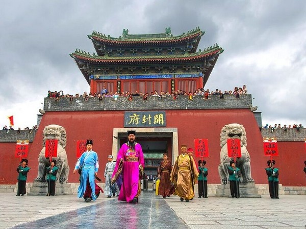 Đến Khai Phong phủ xem Bao Công xử án