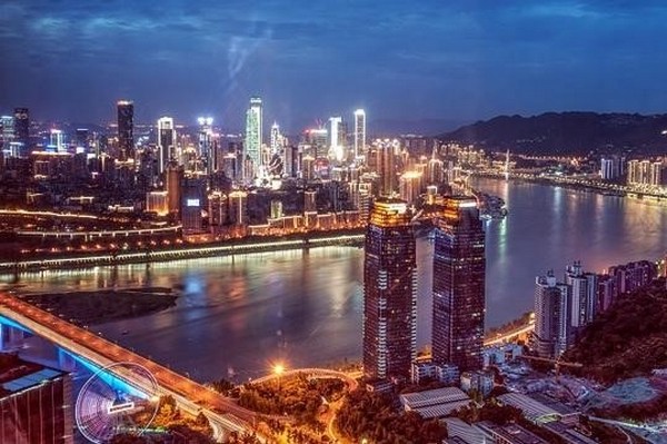 Những cây cầu này được thắp sáng rực rỡ, tạo nên một khung cảnh lung linh buổi đêm