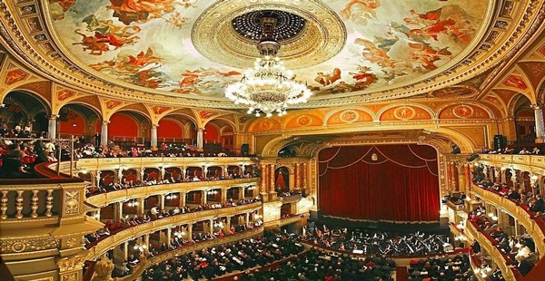 Nhà hát Opera Zurich là một tuyệt tác kiến trúc tân cổ điển tinh xảo