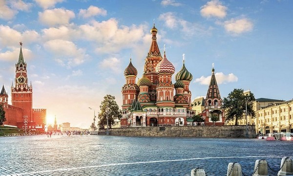 Du khách sẽ bị cuốn hút bởi vẻ đẹp tráng lệ và uy nghiêm của Nhà thờ Thánh Basil