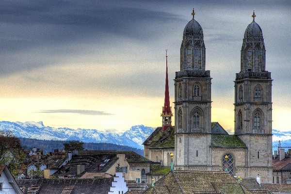 Nhà thờ Grossmünster được xây dựng theo chỉ dụ của Hoàng đế Charlemagne