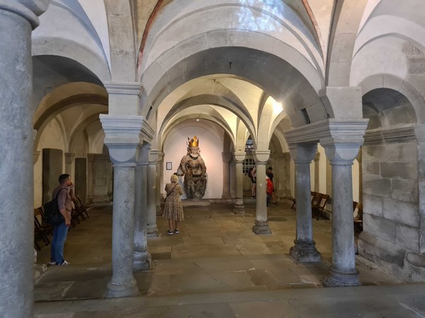 Hầm mộ cổ kính, nơi yên nghỉ của hai vị thánh tử đạo