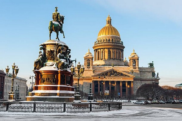 Bước ra bên ngoài nhà thờ, du khách sẽ choáng ngợp trước 12 cột đá granite khổng lồ