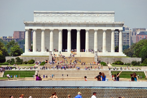 Nhà tưởng niệm Lincoln nằm ở đầu phía tây của National Mall