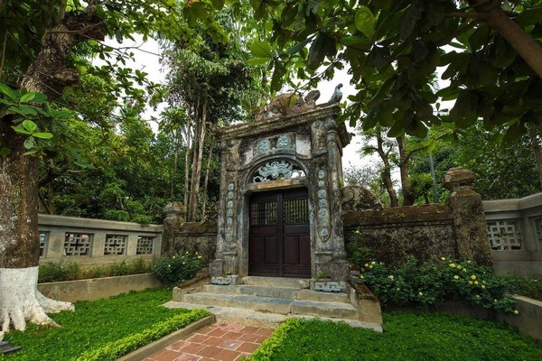 Lối vào nhà vườn được lát đá sạch sẽ, hai bên là những hàng cây xanh mướt
