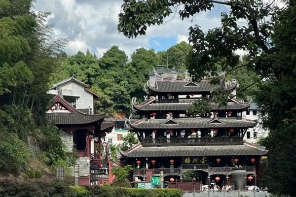 Nữ Nhi Thành Ân Thi, nằm tại thành phố Ân Thi, tỉnh Hồ Bắc, Trung Quốc
